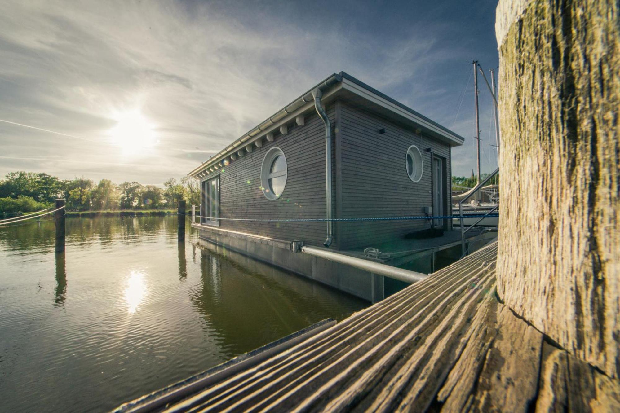 Lieblingsplatz Parey - Schwimmendes Seehotel Bagian luar foto